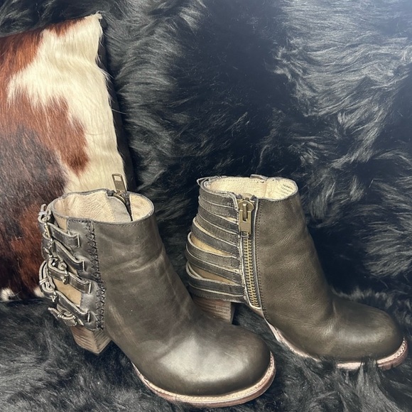 Freebird by Steven Distressed Hermosa Boots - Picture 3 of 6